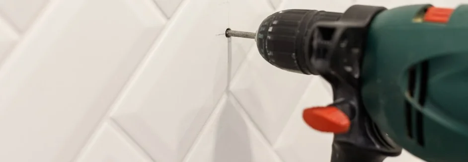 Bohrmaschine bohrt in Fliese